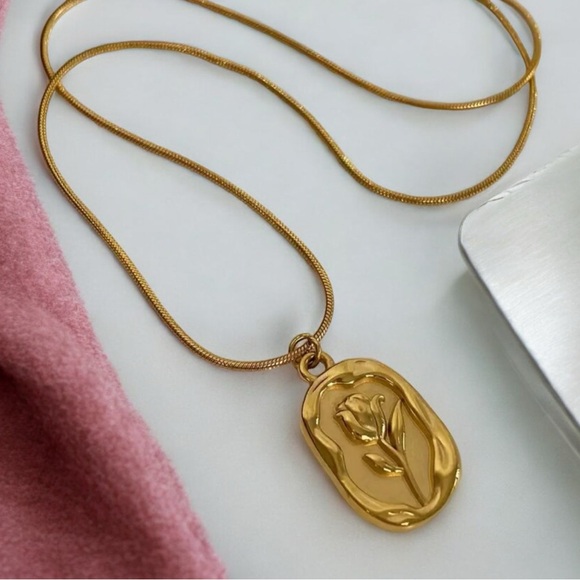 Jewelry - Tulip flower gold pendant necklace. New.